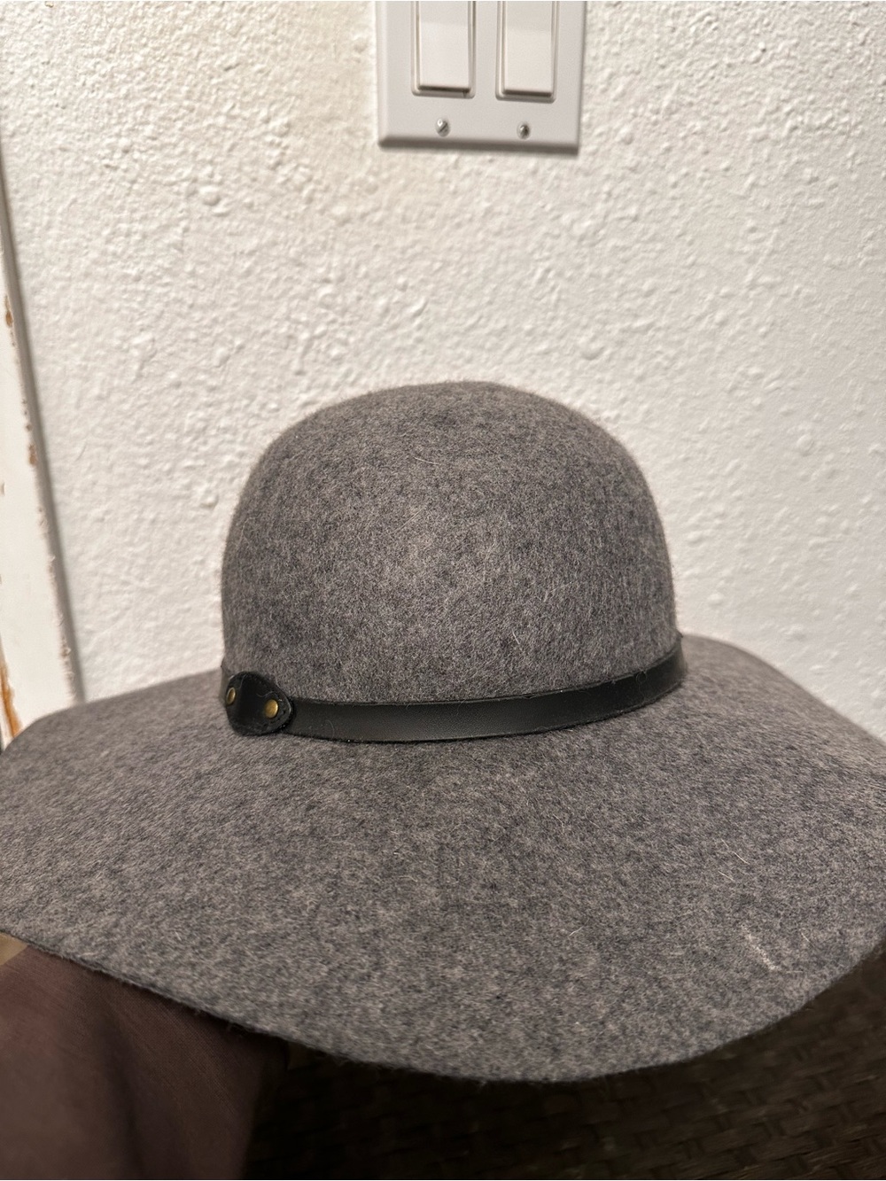 D&Y Gray Wool Felt Wide Brim Hat with Black Band - Picture 3 of 4